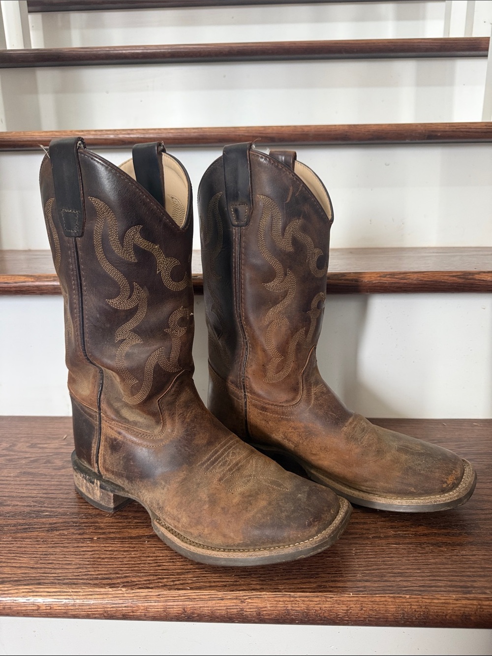Cody James -Nash distressed cowboy boots.Broad square toe.Size: 6.0D - Med Width